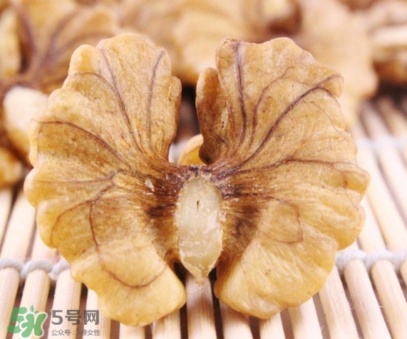 青皮核桃和干核桃哪個營養(yǎng)高？有什么區(qū)別？