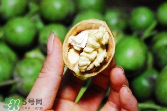 新鮮核桃要剝皮嗎？剝皮時手變黑怎么清洗？