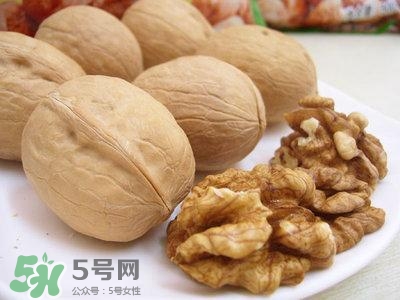 吃核桃對(duì)頭發(fā)有什么好處？為什么吃核桃對(duì)頭發(fā)生長(zhǎng)有好處？