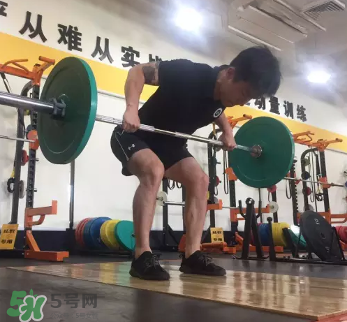 杠鈴劃船練哪里？杠鈴劃船重量怎么選？