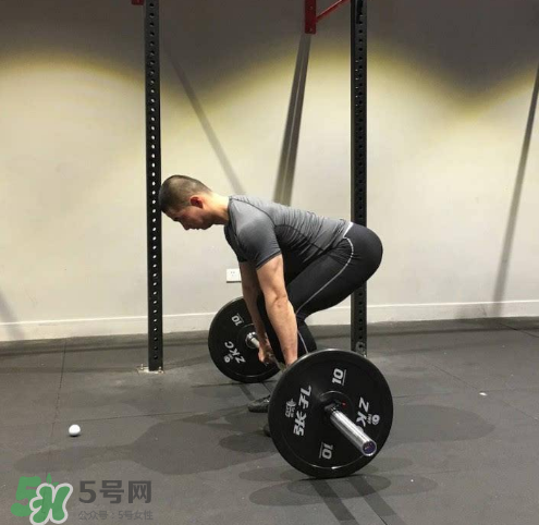 杠鈴劃船腰疼是什么原因？杠鈴劃船動(dòng)作要領(lǐng)