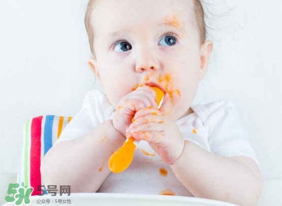 寶寶幾個(gè)月開(kāi)始補(bǔ)鈣最合適？嬰幼兒幾個(gè)月的時(shí)候吃魚(yú)肝油