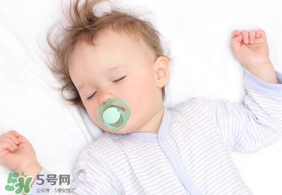 寶寶幾個(gè)月開(kāi)始補(bǔ)鈣最合適？嬰幼兒幾個(gè)月的時(shí)候吃魚(yú)肝油