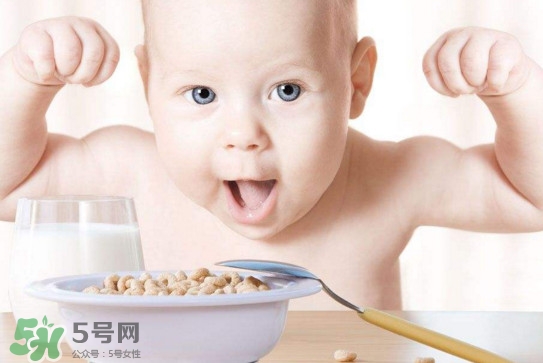 寶寶幾個(gè)月開(kāi)始補(bǔ)鈣最合適？嬰幼兒幾個(gè)月的時(shí)候吃魚(yú)肝油