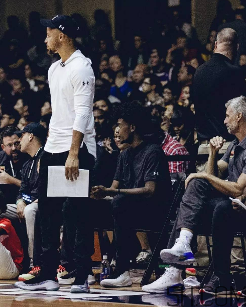 under armour curry 4庫里戰(zhàn)靴中國別注版實物什么樣？