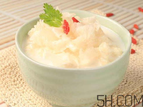 雪梨能和牛奶一起吃嗎？雪梨可以和牛奶榨汁嗎？