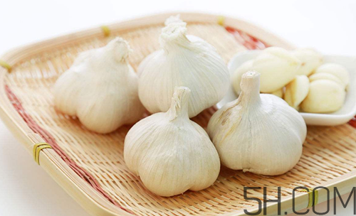 大蒜泡酒可以治腳氣嗎？治腳氣的方法有哪些？