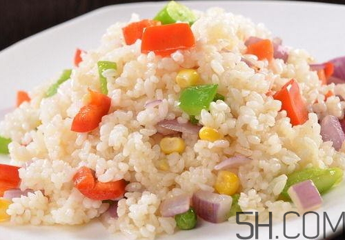 蛋炒飯為什么要用隔夜飯？蛋炒飯可以用熱飯嗎？
