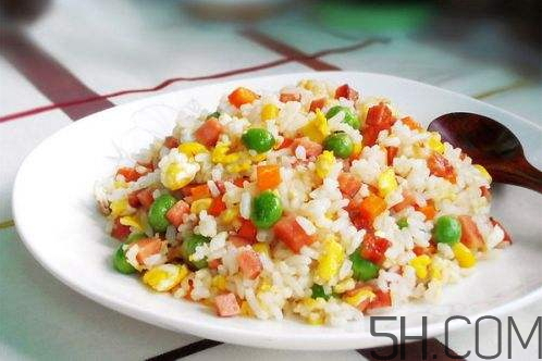 蛋炒飯為什么要用隔夜飯？蛋炒飯可以用熱飯嗎？