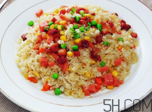 蛋炒飯?jiān)趺醇訜?？蛋炒飯微波爐加熱多久？