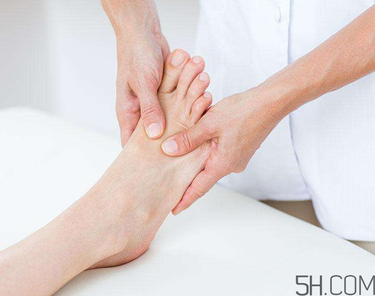 腳氣會(huì)引起灰指甲嗎？腳氣加灰指甲怎么治？