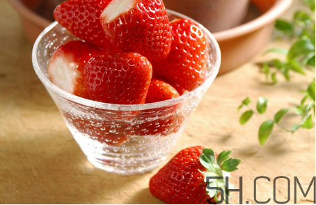 草莓怎么保存不會(huì)發(fā)霉？摘草莓小技巧