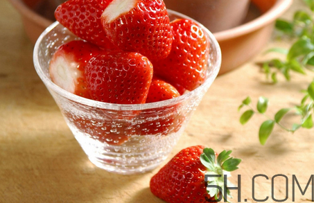 草莓怎么洗不會(huì)爛掉？草莓農(nóng)藥殘留為什么多？