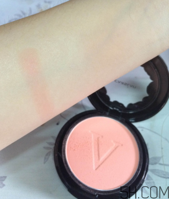 卡姿蘭花漾嫩色胭脂色號_試色