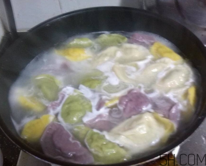 煮餃子用冷水還是熱水？煮餃子用大火還是小火？