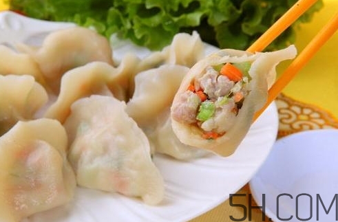 煮餃子用冷水還是熱水？煮餃子用大火還是小火？