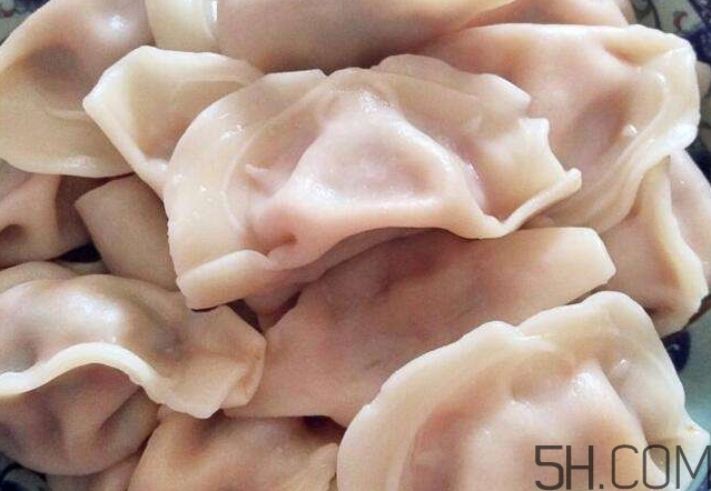 煮餃子用冷水還是熱水？煮餃子用大火還是小火？