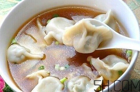 煮餃子用冷水還是熱水？煮餃子用大火還是小火？