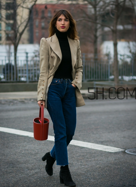 紅色包包配什么顏色衣服？紅色包包怎么搭配？