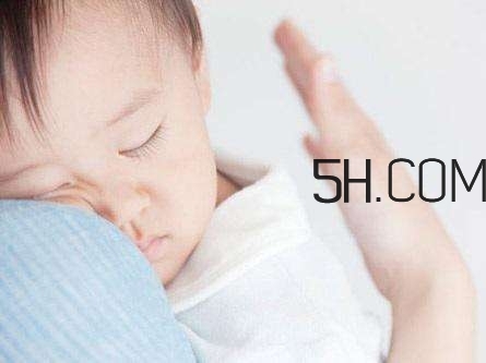 抱著寶寶睡覺到底好不好？如何糾正抱著寶寶睡覺？