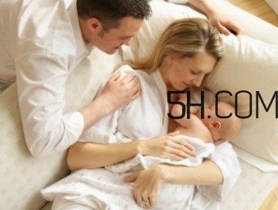 抱著寶寶睡覺到底好不好？如何糾正抱著寶寶睡覺？