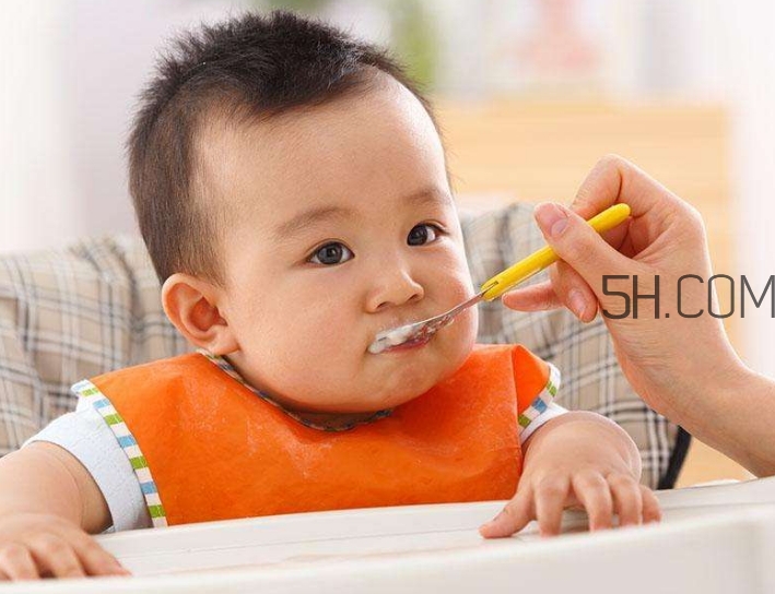 母乳和奶粉哪個(gè)好？媽媽開心最重要