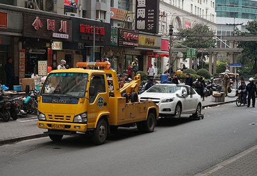 汽車拖車費能報嗎？汽車的前后拖車孔怎么打開？