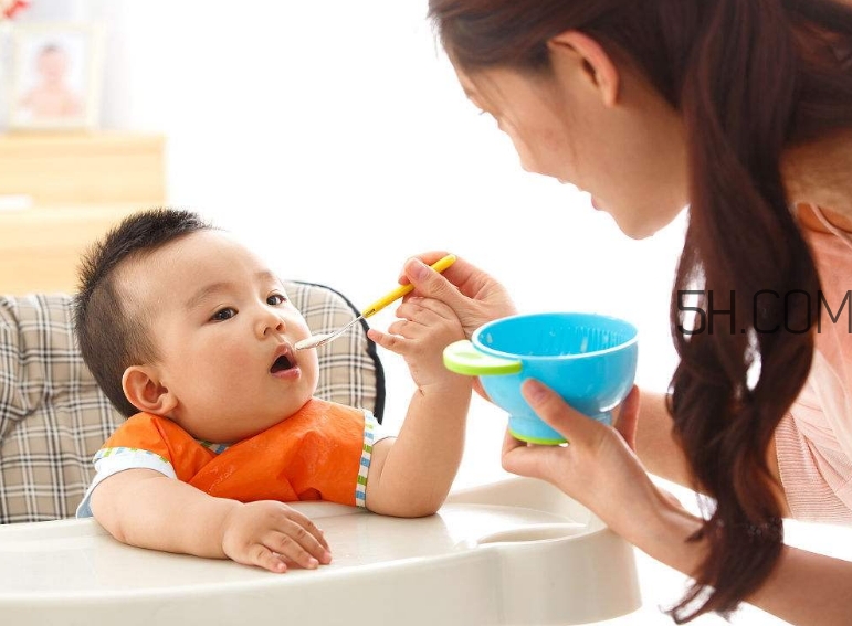 寶寶多大可以自己吃飯？如何讓寶寶愛上吃飯？