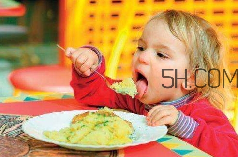 教會(huì)寶寶自己吃飯，你做到這些了嗎？