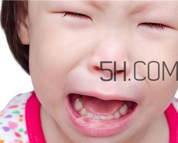幼兒嘴巴長泡疹怎么辦才好？小兒腦癱與發(fā)育遲緩一樣嗎？