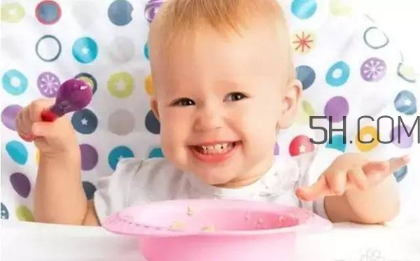 寶寶多大可以自己吃飯？如何讓寶寶愛上吃飯？