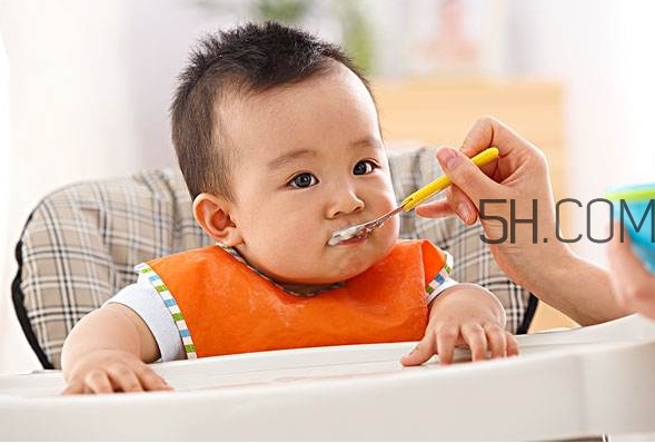 寶寶多大可以自己吃飯？如何讓寶寶愛上吃飯？