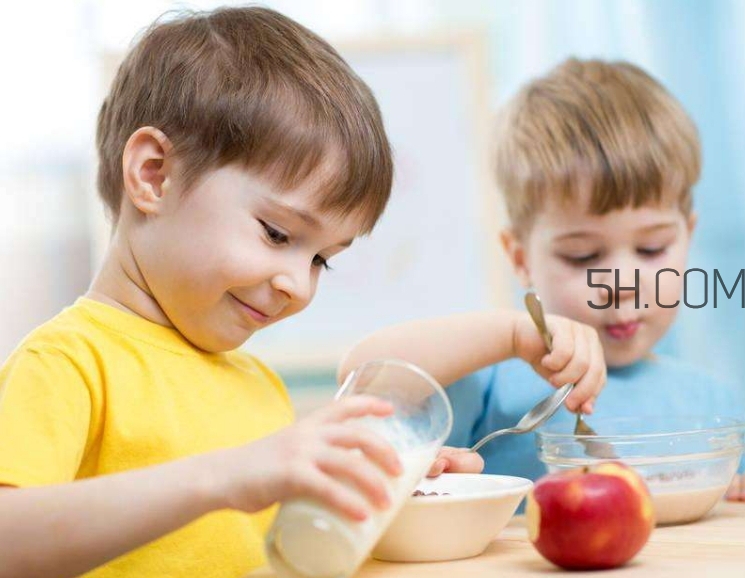 寶寶多大可以自己吃飯？如何讓寶寶愛上吃飯？