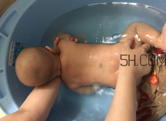 如何正確給寶寶洗澡？給寶寶洗澡水溫多少度？