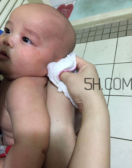 如何正確給寶寶洗澡？給寶寶洗澡水溫多少度？