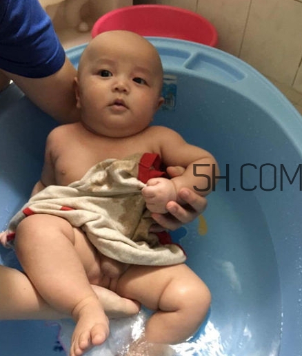 如何正確給寶寶洗澡？給寶寶洗澡水溫多少度？
