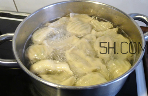 為什么餃子煮熟了會浮起來？餃子煮多久才熟？