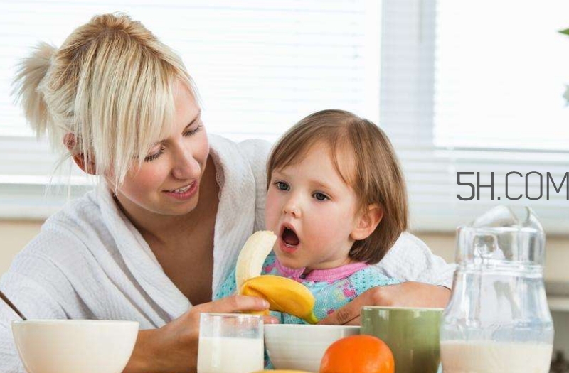 寶寶多大可以自己吃飯？如何讓寶寶愛上吃飯？
