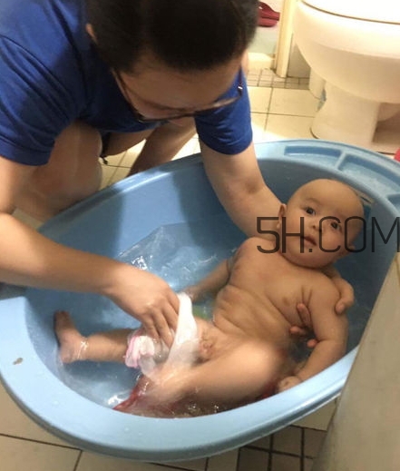 如何正確給寶寶洗澡？給寶寶洗澡水溫多少度？