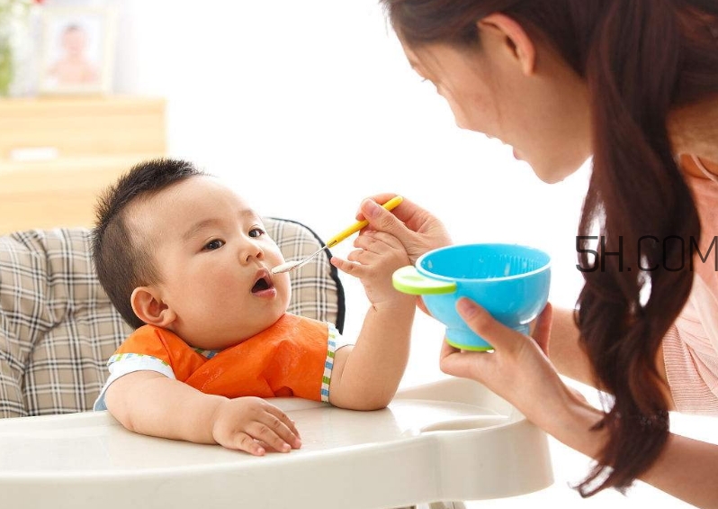教會(huì)寶寶自己吃飯，你做到這些了嗎？