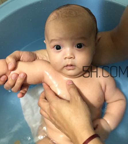如何正確給寶寶洗澡？給寶寶洗澡水溫多少度？