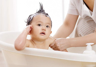 如何正確給寶寶洗澡？給寶寶洗澡水溫多少度？