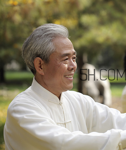 頸椎病能游泳嗎？頸椎病能引起胸疼嗎？