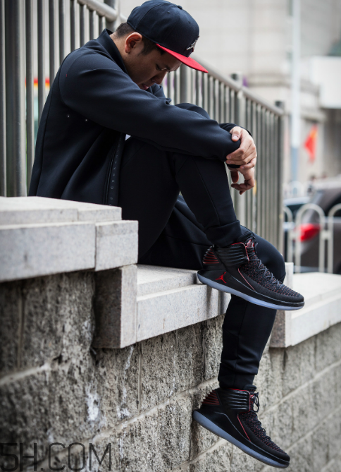 air jordan 32黑紅禁穿配色上腳效果怎么樣？