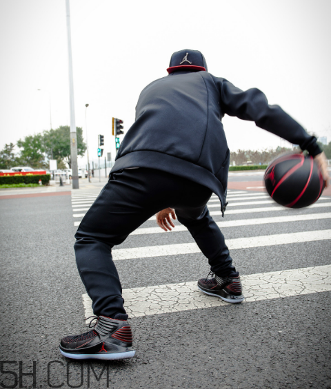 air jordan 32黑紅禁穿配色上腳效果怎么樣？