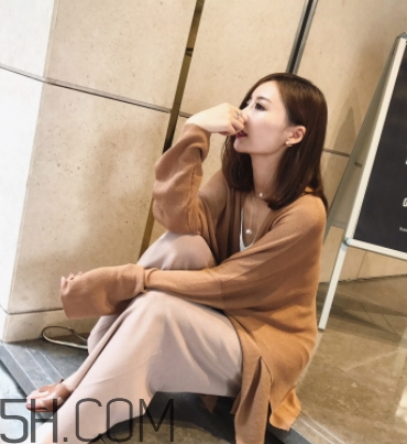 焦糖色風衣配什么內(nèi)搭？焦糖色風衣里面穿什么