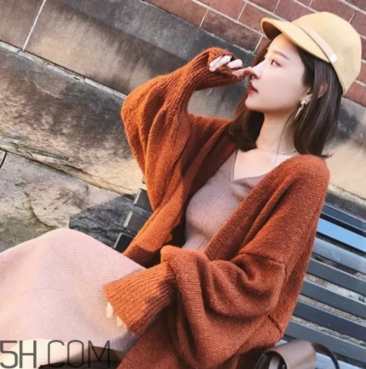 焦糖色毛衣配什么外套？焦糖色毛衣配什么顏色外套好看