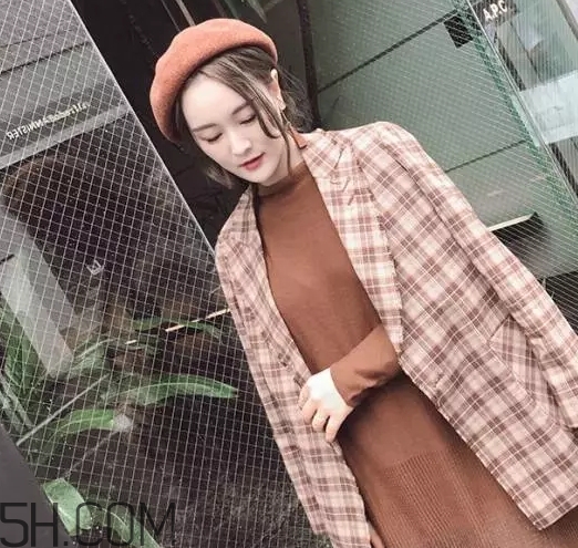 焦糖色毛衣配什么外套？焦糖色毛衣配什么顏色外套好看
