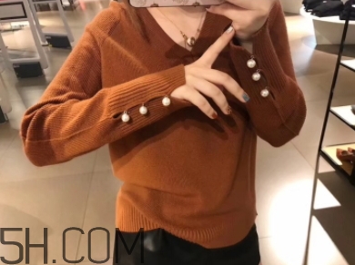 焦糖色毛衣配什么外套？焦糖色毛衣配什么顏色外套好看