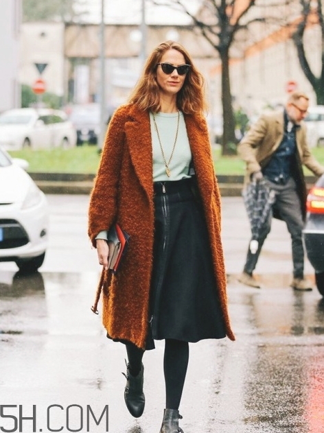 焦糖色大衣配什么褲子？焦糖色大衣搭配